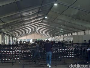 Fans BLACKPINK Masih Tukarkan Tiket di GBK, Antrean Tak Sepadat Pagi Hari