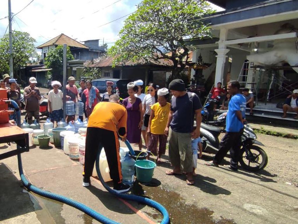 Pipa Induk Hanyut, Ratusan Warga di Desa Alasangker Kesulitan Air Bersih
