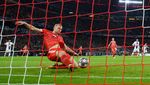 Foto: Di Garis Gawang De Ligt Beraksi, Bikin PSG Gigit Jari