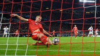 Matthijs de Ligt-lah yang menggagalkan Vitinha bikin gol. Foto: Getty Images/Helge Prang - GES Sportfoto