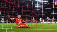 Dengan gawang Bayern praktis sudah kosong ditinggal Sommer, Matthijs de Ligt dengan sigap melakukan penyelamatan dalam menghalau bola tepat di garis gawang. Foto: Getty Images/Helge Prang - GES Sportfoto