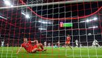 Foto: Di Garis Gawang De Ligt Beraksi, Bikin PSG Gigit Jari