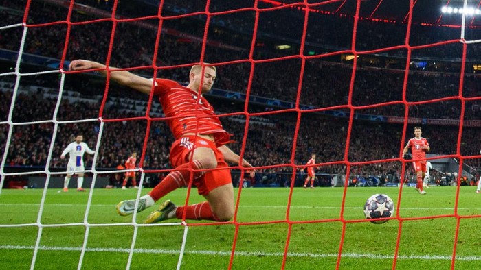 De Ligt, Bayern vs PSG MUNICH, GERMANY - MARCH 08: Matthijs de Ligt of Bayern safe a ball near goal line during the UEFA Champions League round of 16 leg two match between FC Bayern München and Paris Saint-Germain at Allianz Arena on March 08, 2023 in Munich, Germany. (Photo by Helge Prang - GES Sportfoto/Getty Images)