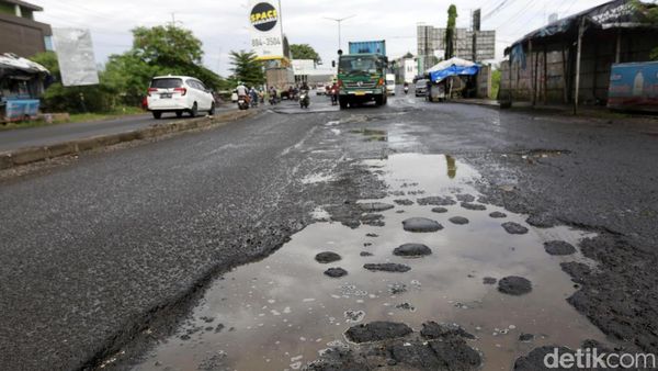 Diguyur Hujan, Jalan Raya Kalimalang Bekasi Rusak dan Berlubang
