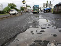 Diguyur Hujan, Jalan Raya Kalimalang Bekasi Rusak dan Berlubang