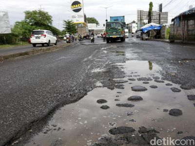 Diguyur Hujan, Jalan Raya Kalimalang Bekasi Rusak dan Berlubang
