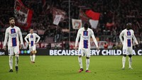 Para pemain PSG meninggalkan lapangan pada akhir pertandingan dengan tertunduk lesu. Bayern Munich vs Paris Saint-Germain (PSG) berlangsung di Allianz Arena, Kamis (9/3) dini hari WIB dalam leg kedua babak 16 besar Liga Champions. Laga berjalan ketat tanpa skor di babak pertama. AP/Andreas Schaad