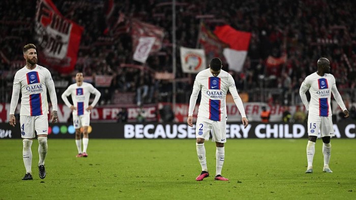 PSGs players leave the field at the end of the Champions League round of 16 second leg soccer match between Bayern Munich and Paris Saint Germain at the Allianz Arena in Munich, Germany, Wednesday, March 8, 2023. Bayern Munich won 2-0. (AP Photo/Andreas Schaad)
