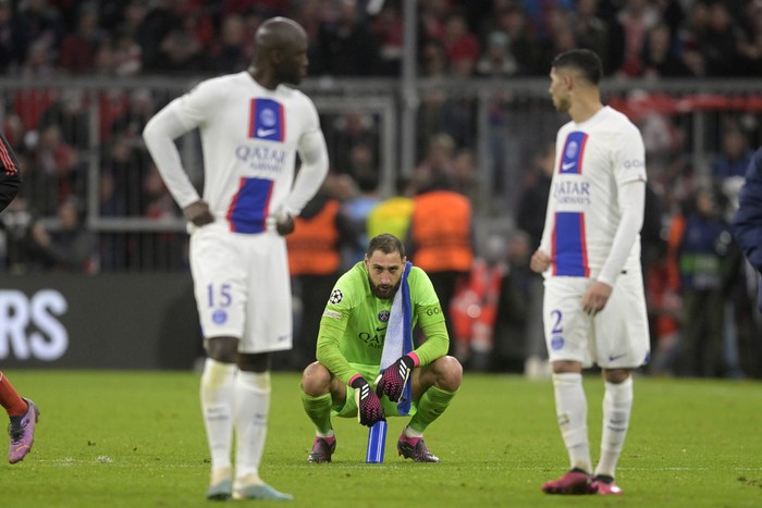 Ekspresi Pemain PSG Gagal Lolos Perempatfinal Liga Champions PSG's goalkeeper Gianluigi Donnarumma reacts at the end of the Champions League round of 16 second leg soccer match between Bayern Munich and Paris Saint Germain at the Allianz Arena in Munich, Germany, Wednesday, March 8, 2023. Bayern Munich won 2-0. (AP Photo/Andreas Schaad)