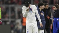 Reaksi Achraf Hakimi PSG pada akhir pertandingan. Musim lalu, kalah sama Real Madrid. Ketika itu, PSG sempat menangi leg pertama 1-0 di kandang sendiri. Sayangnya di leg kedua, mereka dihajar 1-3. AP/Andreas Schaad