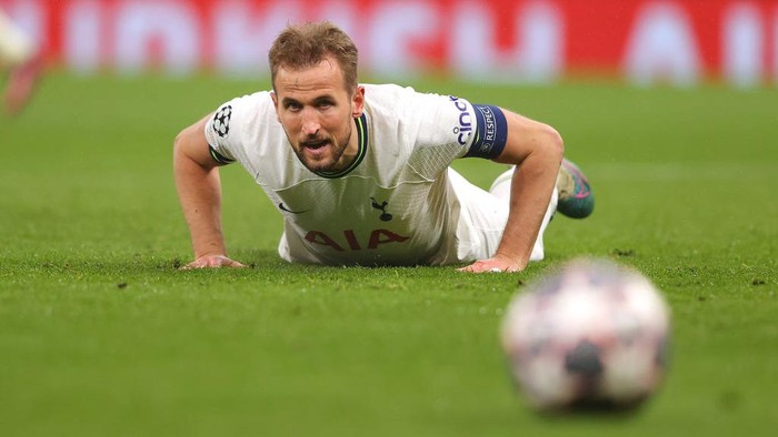 LONDON, ENGLAND - MARCH 08:  Harry Kane of Tottenham Hotspur looks dejected during the UEFA Champions League round of 16 leg two match between Tottenham Hotspur and AC Milan at Tottenham Hotspur Stadium on March 08, 2023 in London, England. (Photo by James Gill - Danehouse/Getty Images)