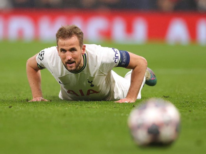 LONDON, ENGLAND - MARCH 08:  Harry Kane of Tottenham Hotspur looks dejected during the UEFA Champions League round of 16 leg two match between Tottenham Hotspur and AC Milan at Tottenham Hotspur Stadium on March 08, 2023 in London, England. (Photo by James Gill - Danehouse/Getty Images)