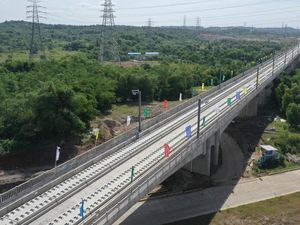 Intip Progres Kereta Cepat Jakarta-Bandung yang Operasi Tengah Tahun Ini