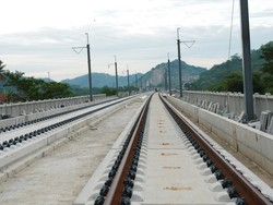 Pemasangan Rel Rampung, Jalur Kereta Cepat Jakarta-Bandung Nyambung!