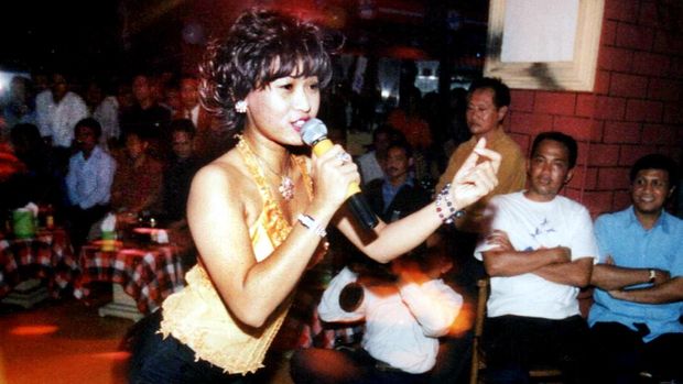 Inul Daratista pada tahun 2003 ** FILE PHOTO FOR STORY INDONESIA DRILLING DANCER BY CHRIS BRUMMITT ** Indonesian singer Inul Daratista who is famous with her