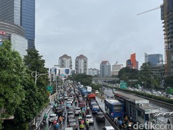 Jalan Letjen S Parman Arah Grogol Macet, Pengendara Terobos Jalur TransJ
