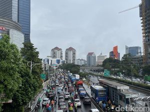 Jalan Letjen S Parman Arah Grogol Macet, Pengendara Terobos Jalur TransJ Jalan Letjen S Parman Arah Grogol Macet, Pengendara Terobos Jalur TransJ
