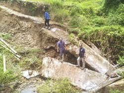 Jembatan di Sukabumi Ambruk, Akses 2 Dusun Terputus
