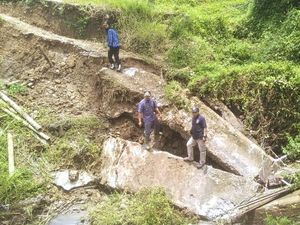 Jembatan di Sukabumi Ambruk, Akses 2 Dusun Terputus Jembatan di Sukabumi Ambruk, Akses 2 Dusun Terputus