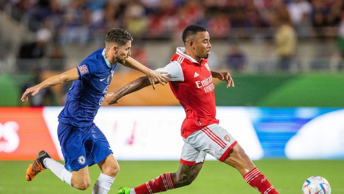 Gabriel Jesus kena ledek Jorginho saat lagi belajar nyetir mobil (Getty Images/Trevor Ruszkowski/ISI Photos)