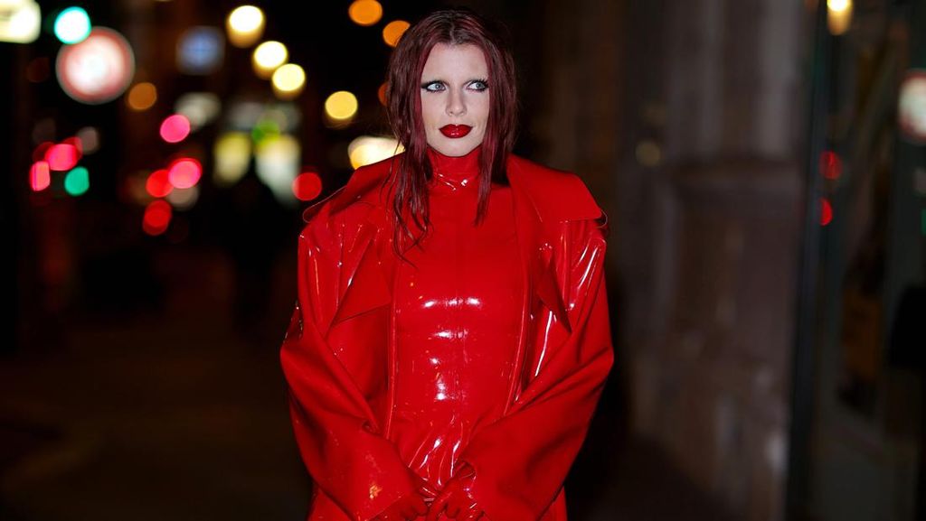 Foto: Julia Fox Absen dari Gaya Vulgar, Pilih Baju Serba Tertutup di Paris