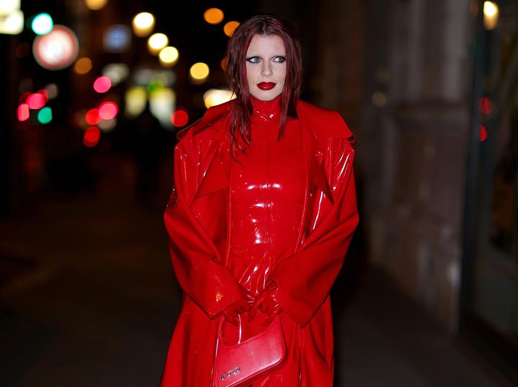 Foto: Julia Fox Absen dari Gaya Vulgar, Pilih Baju Serba Tertutup di Paris