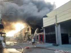 3 Gudang di Kompleks Pergudangan Tritan Sidoarjo Terbakar