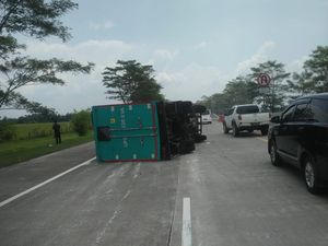 Kendaraan Tabrakan Beruntun di Tol Sragen Dievakuasi, Lalu Lintas Lancar Kendaraan Tabrakan Beruntun di Tol Sragen Dievakuasi, Lalu Lintas Lancar