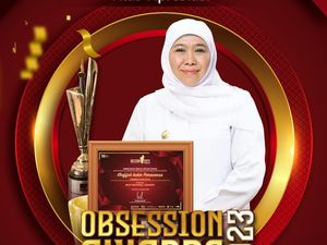 Pimpin Jatim Hadapi COVID-19, Khofifah Raih Best Regional Leader 2023