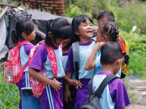 Kisah Anak-anak Belajar di Kolong Jembatan Cilincing, Yuk Kita Bantu!