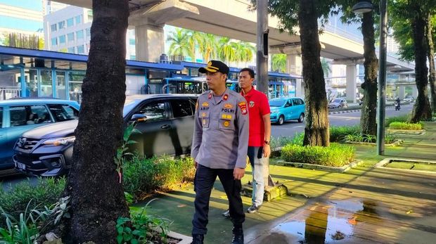 Kompol Arif Purnama Oktora menyisir CCTV di Setiabudi, Jaksel, untuk melacak sopir Pajero onani.