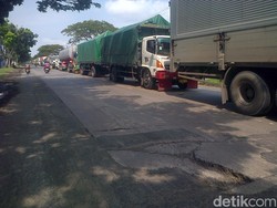 Macet Lagi! Kendaraan Mengular Belasan Km di Pantura Pati-Rembang Pagi Ini
