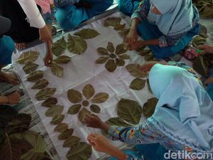 Megilan! Siswa SMP Lamongan Kreasikan Batik Ecoprint dari Daun Jati