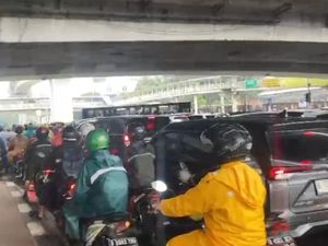 Jalan Gatsu Arah Semanggi Macet, Lalin di TL Kuningan Tersendat Jalan Gatsu Arah Semanggi Macet, Lalin di TL Kuningan Tersendat