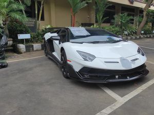 Polda Bali Kembalikan Lamborghini Pelat DOMOGATSKY ke Bule Rusia Polda Bali Kembalikan Lamborghini Pelat DOMOGATSKY ke Bule Rusia