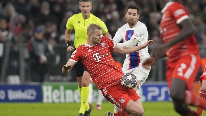 Bayerns Mathijs de Ligt is challenged by PSGs Lionel Messi, rear, during the Champions League group round of 16 second leg soccer match between Bayern Munich and Paris Saint Germain at the Allianz Arena in Munich, Germany, Wednesday, March 8, 2023. (AP Photo/Matthias Schrader)
