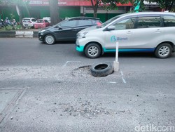 Lubang Besar di Jalan Veteran Makassar, Pemotor Jatuh Nyaris Dilindas Pikap