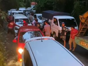 Derita Sopir Daerah di Balik Macet Parah Jalan Poros Maros-Bone di Camba Derita Sopir Daerah di Balik Macet Parah Jalan Poros Maros-Bone di Camba