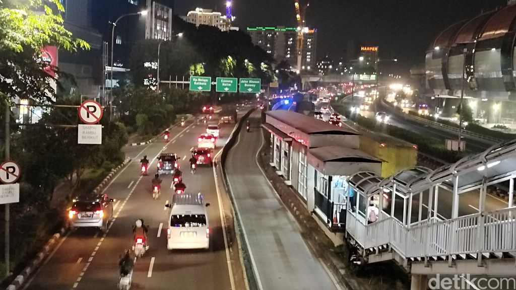 Macet parah Jl MT Haryono arah Cawang gegara pengcatan JPO Cawang Ciliwung, 9 Maret 2023 malam. (Jabbar Ramdhani/detikcom)