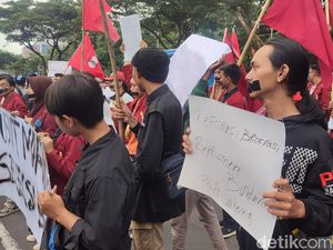 Mahasiswa Gelar Aksi Tutup Mulut di Polda Jateng, Buntut Polisi Calo Bintara Mahasiswa Gelar Aksi Tutup Mulut di Polda Jateng, Buntut Polisi Calo Bintara