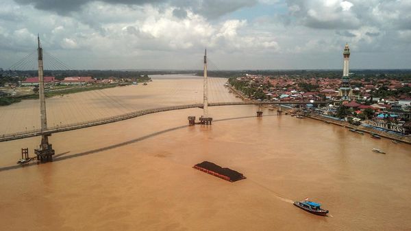 Melihat Aktivitas Angkutan Batu Bara Lewat Sungai Nan Keruh