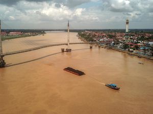 Melihat Aktivitas Angkutan Batu Bara Lewat Sungai Nan Keruh Melihat Aktivitas Angkutan Batu Bara Lewat Sungai Nan Keruh