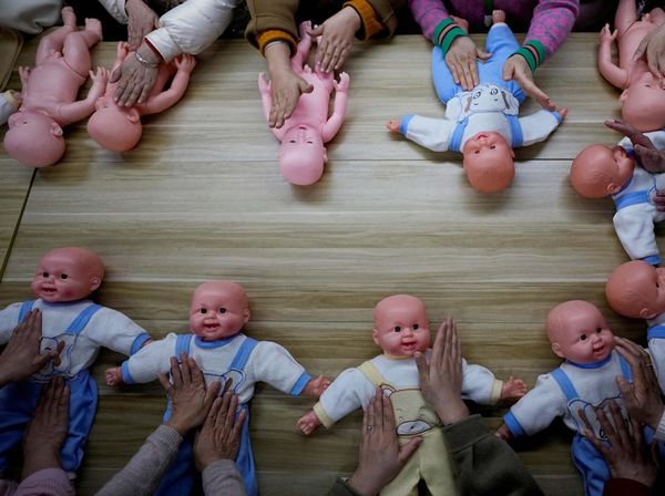 Melihat Pelatihan Merawat Bayi di Shanghai