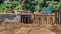 Melihat Progres Pembangunan Proyek Saringan Sampah Ciliwung