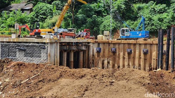 Melihat Progres Pembangunan Proyek Saringan Sampah Ciliwung