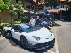 Spesifikasi Lamborghini Aventador dengan Pelat DOMOGATSKY