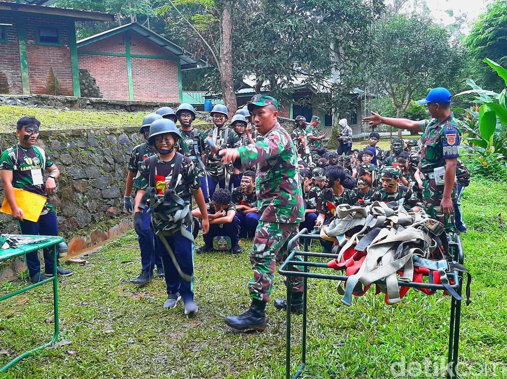 Saat Siswa SMP Labschool Jakarta Latihan ala Militer  di Karawang