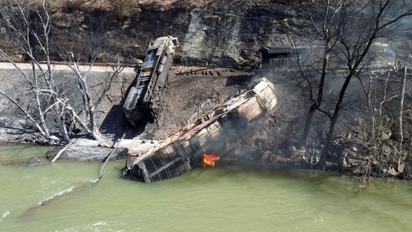 Penampakan Kereta Barang Tergelincir di Tebing AS