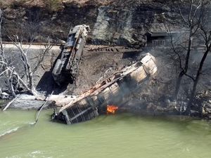 Penampakan Kereta Barang Tergelincir di Tebing AS