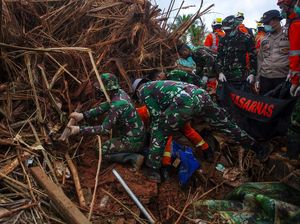 Tim SAR Terus Cari Korban Longsor Natuna Tim SAR Terus Cari Korban Longsor Natuna